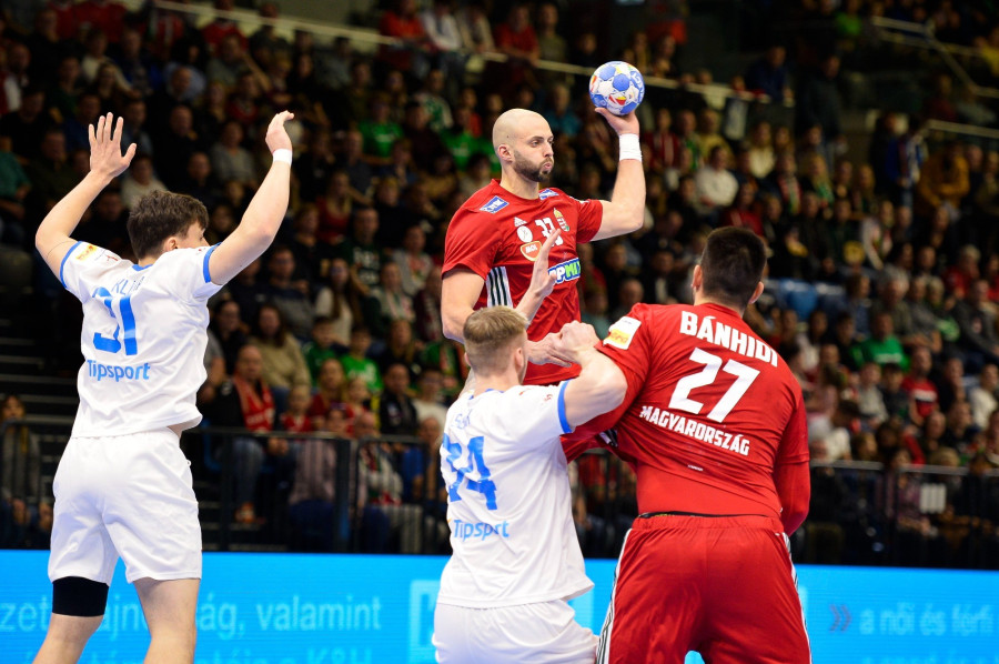 Ancsin Gábor (j2) és Bánhidi Bence, valamint a cseh Dominik Solák (b2) és Matej Klima a Magyarország-Csehország férfi kézilabda felkészülési mérkőzésen a Tatabányai Multifunkciós Csarnokban 2024. január 5-én. MTI/Bodnár Boglárka 