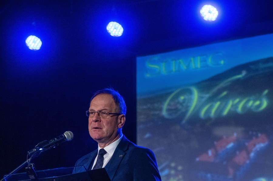 Navracsics Tibor területfejlesztési miniszter, a térség fideszes országgyűlési képviselője beszédet mond Sümeg várossá nyilvánításának 40. évfordulója alkalmából rendezett ünnepségen a Kisfaludy Sándor Művelődési Központban 2024. január 6-án. MTI/Katona Tibor