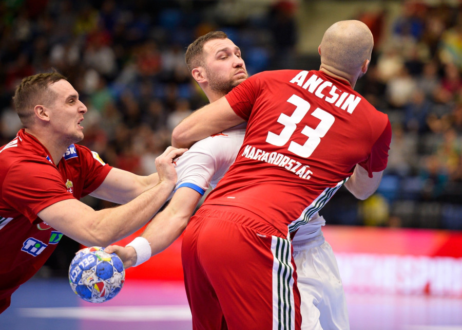 A cseh Tomas Babak (k), valamint Ligetvári Patrik (b) és Ancsin Gábor a Magyarország-Csehország férfi kézilabda felkészülési mérkőzésen a Tatabányai Multifunkciós Csarnokban 2024. január 5-én. Magyarország-Csehország 25-26. MTI/Bodnár Boglárka