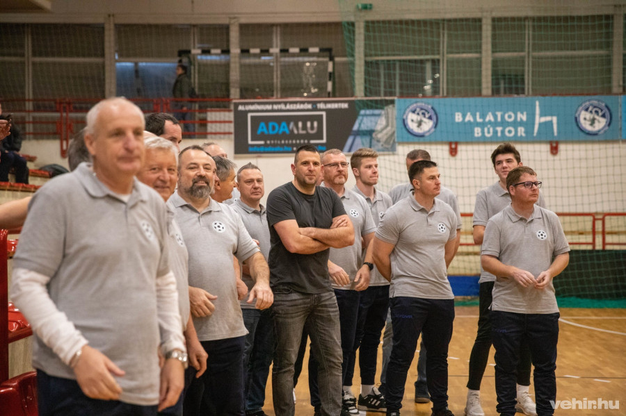 Finta Péter vármegyei igazgató (sötétszürke pólóban) kollégái hozzáállását méltatta