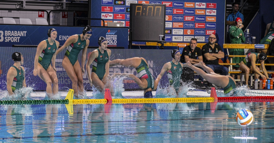 Eindhoven, 2024. január 9. Magyar játékosok medencébe ugranak a női vízilabda Európa-bajnokság negyeddöntőjében játszott Olaszország - Magyarország mérkőzésen az eindhoveni Pieter van den Hoogenband uszodában 2024. január 9-én. MTI/Szigetváry Zsolt