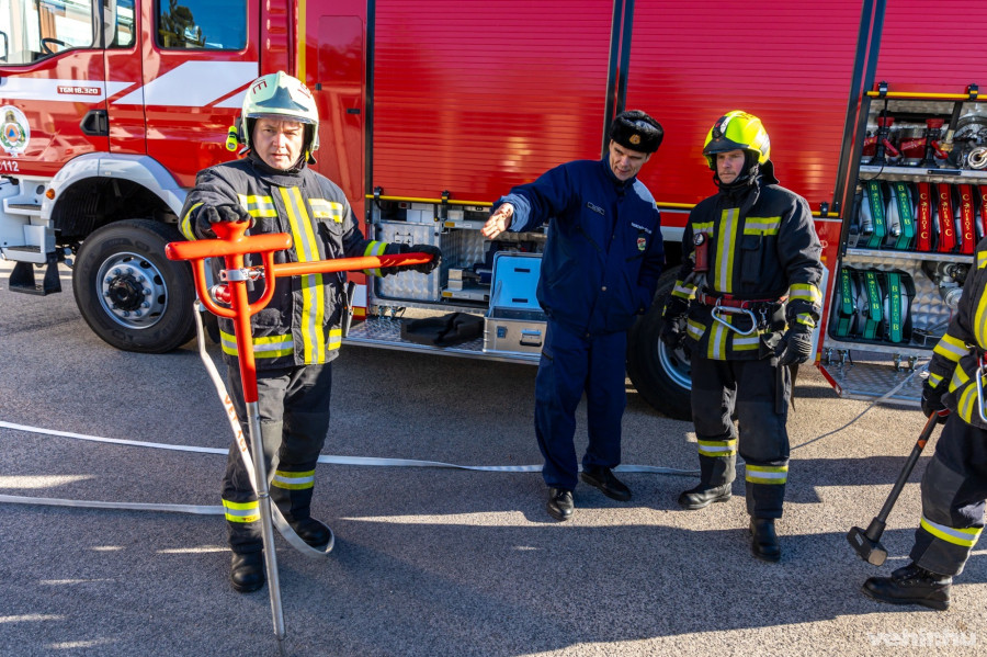 Bevetés előtt az e-oltólándzsa. Középen Jakab Tamás megbízott vármegyei tűzoltósági főfelügyelő.