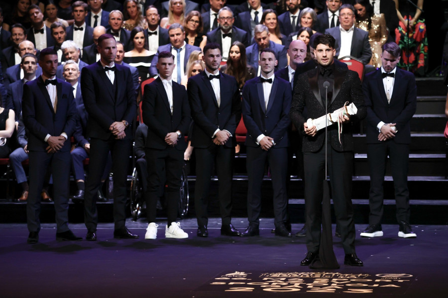 Szoboszlai Dominik, a labdarúgó-válogatott csapatkapitánya beszél, miután átvette az Év csapata díjat az M4 Sport-Az Év Sportolója Gálán a Magyar Állami Operaházban 2024. január 8-án. MTI/Hegedüs Róbert