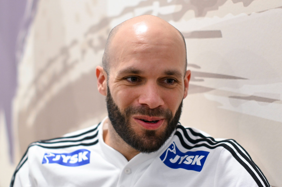 Sipos Adrián, a magyar válogatott tagja interjút ad az olimpiai kvalifikációs férfi Európa-bajnokság kapcsán Rodics Dánielnek, az MTI különtudósítójának a csapat müncheni szálláshelyén tartott sajtóbeszélgetésen 2024. január 11-én. A magyar válogatott január 12-én Montenegró válogatottja ellen lép pályára. MTI/Czeglédi Zsolt