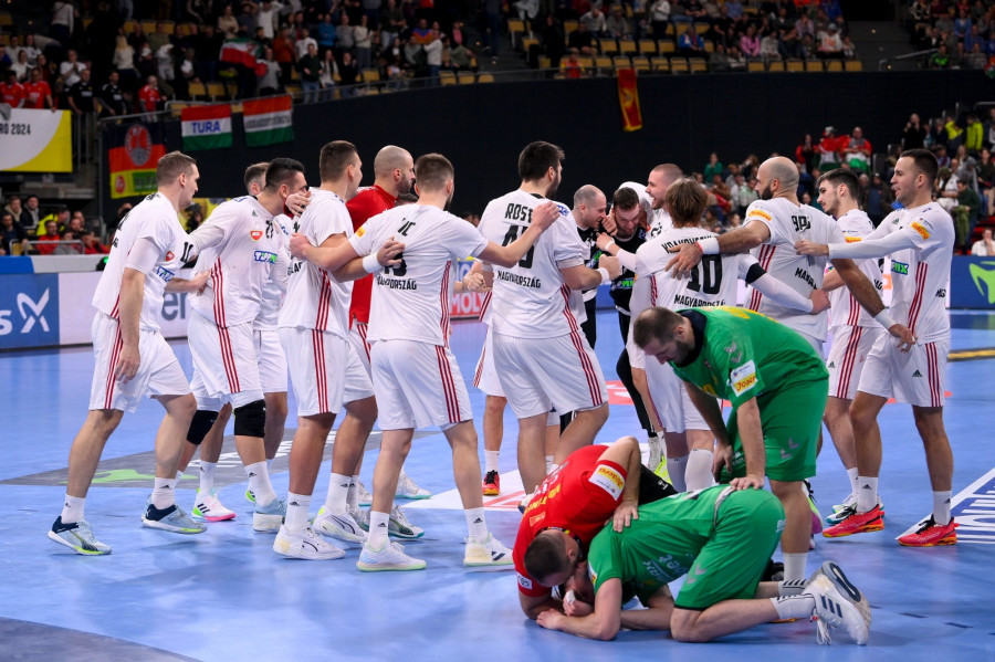 A magyar válogatott tagjai, miután 26-24-re nyertek Montenegró ellen a férfi kézilabda olimpiai kvalifikációs Európa-bajnokságon a müncheni Olympiahalléban 2024. január 12-én. MTI/Czeglédi Zsolt