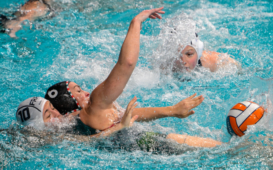 Parkes Rebecca (b2) és a francia Camille Radosavljevic (b) a női vízilabda Európa-bajnokság 5. helyéért játszott Franciaország - Magyarország mérkőzésen az eindhoveni Pieter van den Hoogenband uszodában 2024. január 13-án. MTI/Szigetváry Zsolt