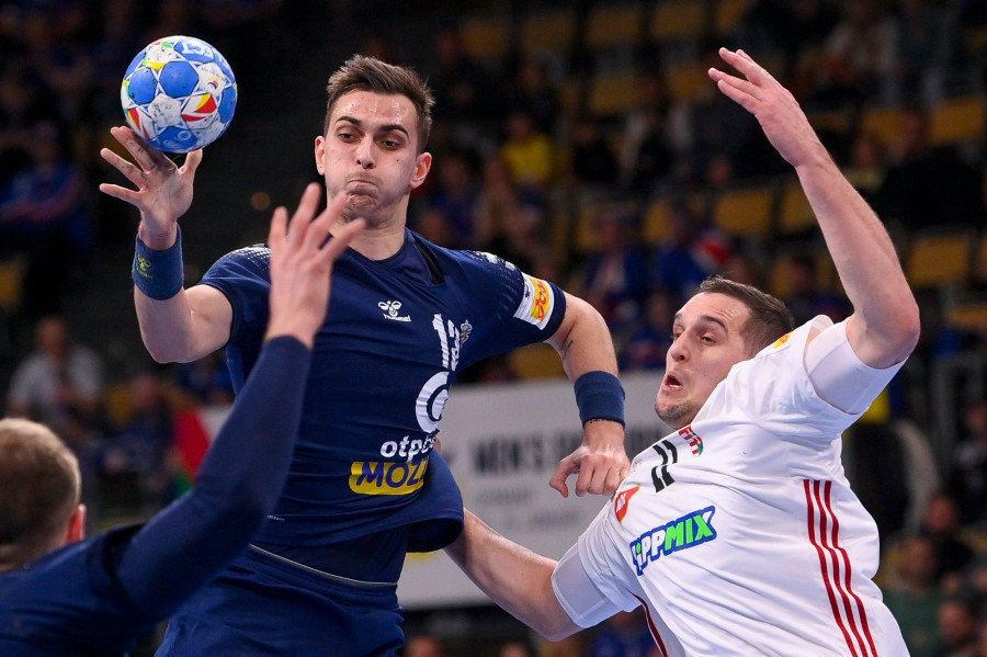Ligetvári Patrik (j) és a szerb Uros Borzas a férfi kézilabda olimpiai kvalifikációs Európa-bajnokság Szerbia - Magyarország mérkőzésén a müncheni Olympiahalléban 2024. január 14-én. MTI/Czeglédi Zsolt