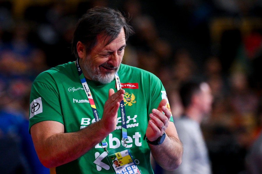 Vladimir Sola, a montenegrói válogatott szövetségi kapitánya a férfi kézilabda olimpiai kvalifikációs Európa-bajnokság Montenegró - Izland mérkőzésén a müncheni Olympiahalléban 2024. január 14-én. MTI/Czeglédi Zsolt