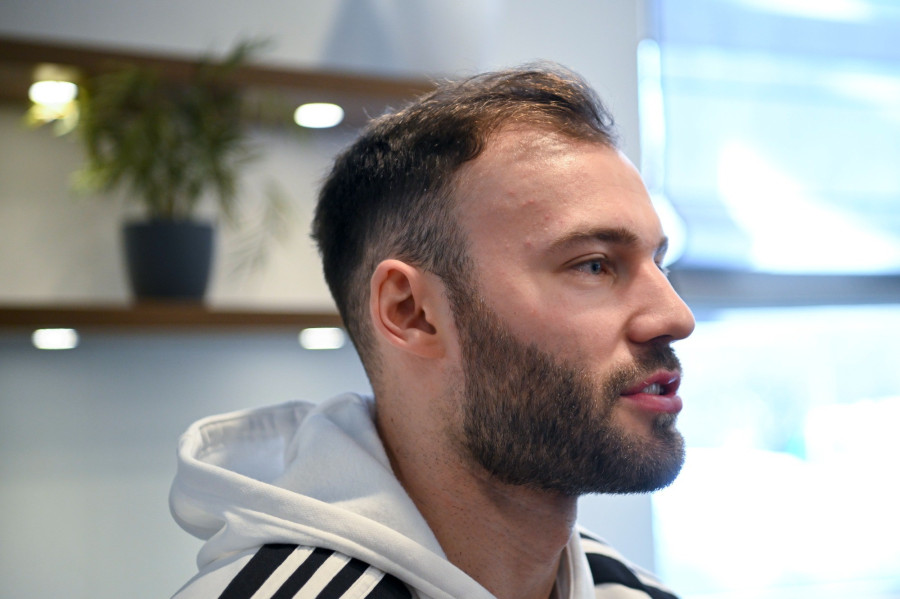 Szita Zoltán, az olimpiai kvalifikációs férfi Európa-bajnokságon szereplő magyar kézilabda-válogatott játékosa interjút ad az MTI újságírójának a csapat müncheni szálláshelyén 2024. január 15-én. MTI/Czeglédi Zsolt