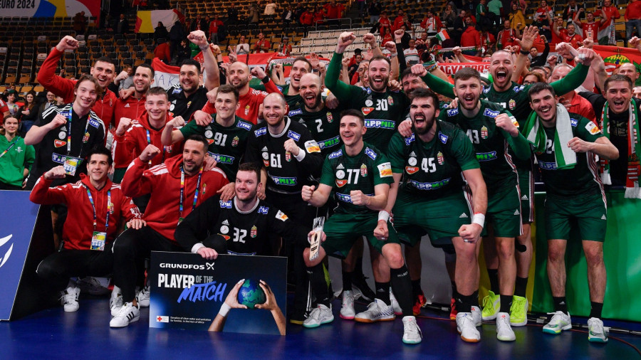 A magyar válogatott játékosai ünnepelnek, miután csapatuk 33-25-re legyőzte Izlandot a csoportkör harmadik fordulójában a férfi kézilabda olimpiai kvalifikációs Európa-bajnokságon a müncheni Olympiahalléban 2024. január 16-án. A magyar csapat veretlenül, a maximális két ponttal jutott középdöntőbe. MTI/Czeglédi Zsolt