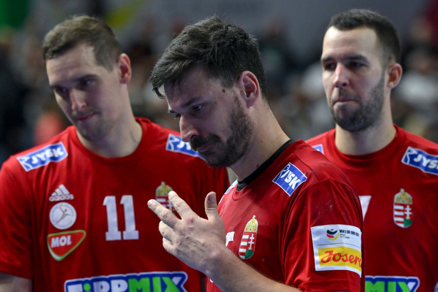 Ligetvári Patrik, Lékai Máté és Bóka Bendegúz (b-j) a férfi kézilabda olimpiai kvalifikációs Európa-bajnokság középdöntőjének első fordulójában, a Magyarország - Ausztria mérkőzés után a kölni Lanxess Arénában 2024. január 18-án. A magyar válogatott 30-29-re kikapott. MTI/Czeglédi Zsolt