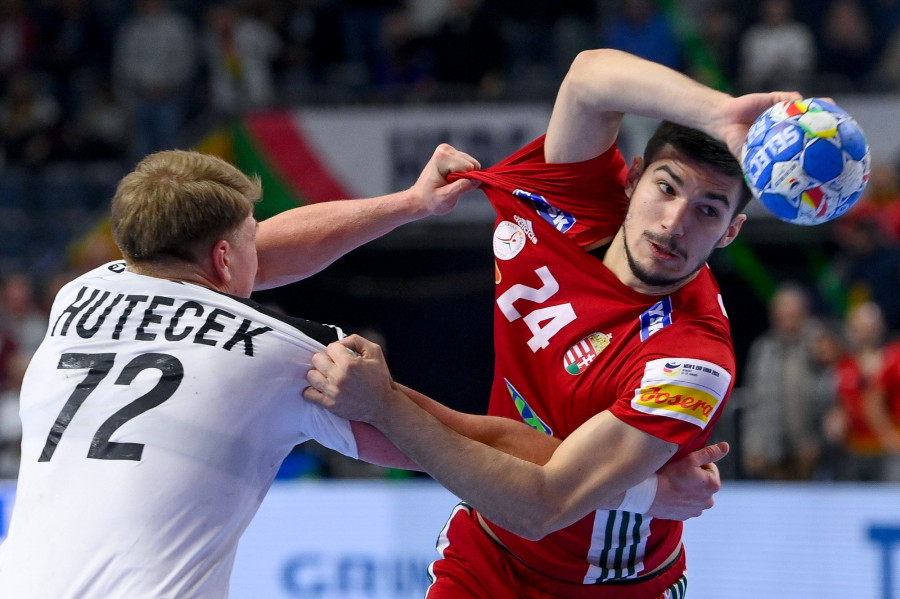 Fazekes Gergő (j) és az osztrák Lukas Hutecek a férfi kézilabda olimpiai kvalifikációs Európa-bajnokság középdöntőjének első fordulójában, a Magyarország - Ausztria mérkőzésen a kölni Lanxess Arénában 2024. január 18-án. A magyar válogatott 30-29-re kikapott. MTI/Czeglédi Zsolt