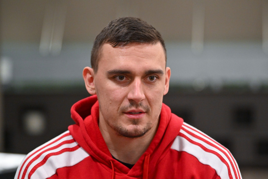 Bodó Richárd, az olimpiai kvalifikációs férfi Európa-bajnokságon szereplő magyar kézilabda-válogatott játékosa interjút ad az MTI újságírójának a csapat kölni szálláshelyén 2024. január 19-én. MTI/Czeglédi Zsolt