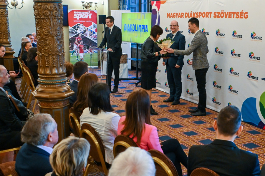 Maruzsa Zoltán, a Belügyminisztérium köznevelésért felelős államtitkára (j2) és Balogh Gábor, a Magyar Diáksport Szövetségi elnöke (j) elismerést ad át Horváthné Horváth Mária Magdolnának, a Baranya vármegyei Bólyi Általános Iskola és Alapfokú Művészeti Iskola testnevelő tanárának a diákolimpia országos döntőin kimagasló eredményt elért intézmények jutalmazási ünnepségén a Magyar Tudományos Akadémia székházában 2024. január 19-én. MTI/Illyés Tibor