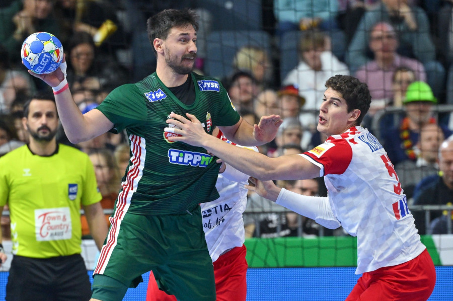 Lékai Máté (b) és a horvát Luka Lovre Klarica a férfi kézilabda olimpiai kvalifikációs Európa-bajnokság középdöntőjének második fordulójában, a Magyarország - Horvátország mérkőzésen a kölni Lanxess Arénában 2024. január 20-án. MTI/Czeglédi Zsolt