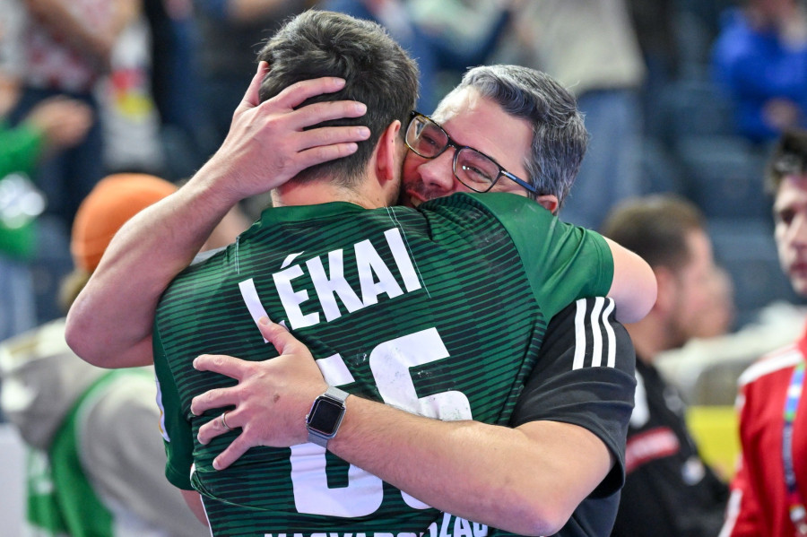 Lékai Máté (b) és Jose Maria Chema Rodriguez Vaquero, a magyar válogatott spanyol szövetségi kapitánya a férfi kézilabda olimpiai kvalifikációs Európa-bajnokság középdöntőjének második fordulójában, a Magyarország - Horvátország mérkőzés után a kölni Lanxess Arénában 2024. január 20-án. A magyar válogatott 29-26-ra győzött. MTI/Czeglédi Zsolt