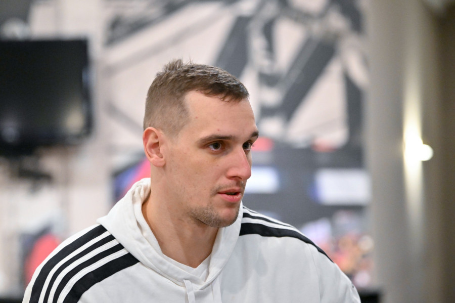 Ligetvári Patrik, az olimpiai kvalifikációs férfi Európa-bajnokságon szereplő magyar kézilabda-válogatott játékosa interjút ad az MTI újságírójának a csapat kölni szálláshelyén 2024. január 21-én. MTI/Czeglédi Zsolt