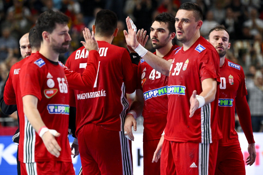 A vesztes magyar csapat tagjai a férfi kézilabda olimpiai kvalifikációs Európa-bajnokság középdöntőjének harmadik fordulójában, a Németország - Magyarország mérkőzés után a kölni Lanxess Arénában 2024. január 22-én. A német válogatott 35-28-ra győzött. MTI/Czeglédi Zsolt