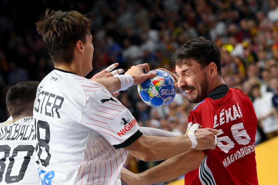 Lékai Máté (j) és a német Julian Köster a férfi kézilabda olimpiai kvalifikációs Európa-bajnokság középdöntőjének harmadik fordulójában, a Németország - Magyarország mérkőzésen a kölni Lanxess Arénában 2024. január 22-én. MTI/Czeglédi Zsolt