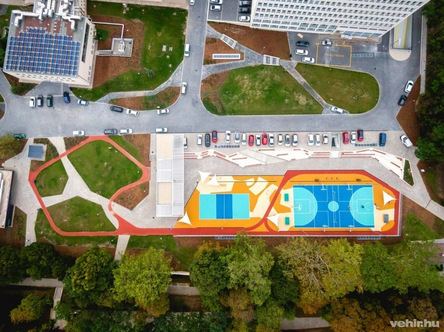A felújított alsaó kampusz madártávlatból. A mélygarázs a sportpálya alatt helyezkedik el.