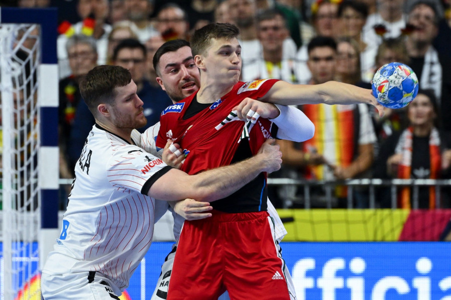 Imre Bence (j), valamint a német Johannes Golla (b) és Jannik Kohlbacher a férfi kézilabda olimpiai kvalifikációs Európa-bajnokság középdöntőjének harmadik fordulójában, a Németország - Magyarország mérkőzésen a kölni Lanxess Arénában 2024. január 22-én. MTI/Czeglédi Zsolt