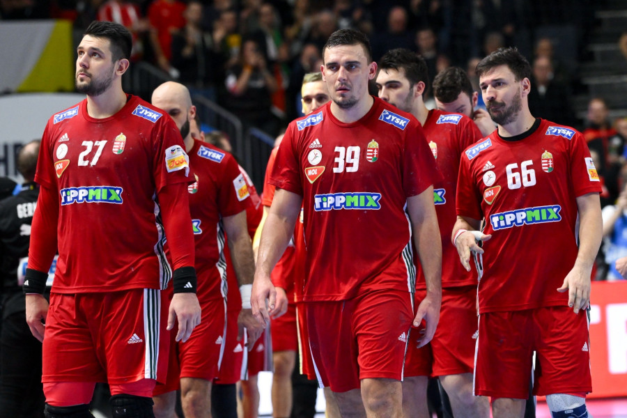 A vesztes magyar csapat tagjai a férfi kézilabda olimpiai kvalifikációs Európa-bajnokság középdöntőjének harmadik fordulójában, a Németország - Magyarország mérkőzés után a kölni Lanxess Arénában 2024. január 22-én. A német válogatott 35-28-ra győzött. MTI/Czeglédi Zs