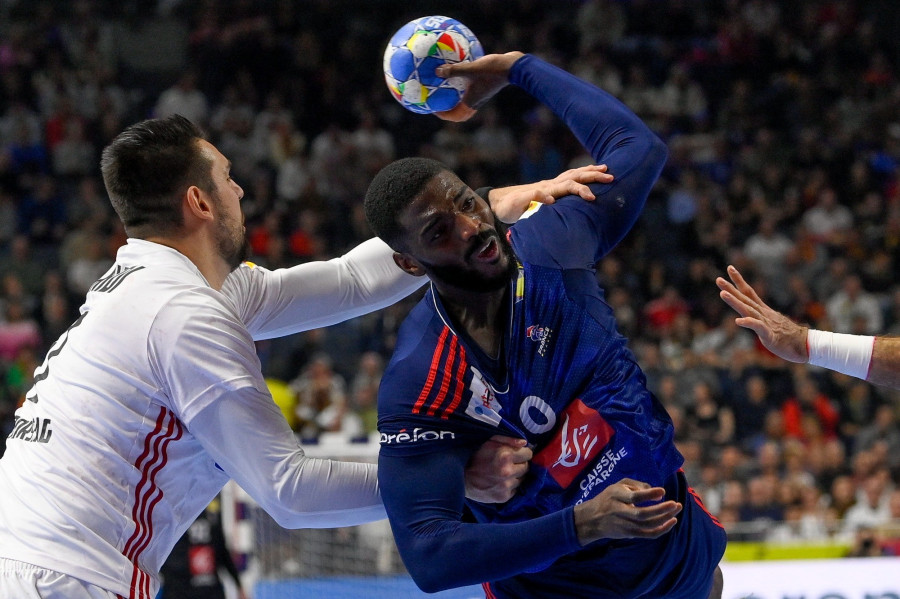 Bánhidi Bence (b) és a francia Dika Mem a férfi kézilabda olimpiai kvalifikációs Európa-bajnokság középdöntőjének negyedik fordulójában játszott Franciaország - Magyarország mérkőzésen a kölni Lanxess Arénában 2024. január 24-én. MTI/Czeglédi Zsolt