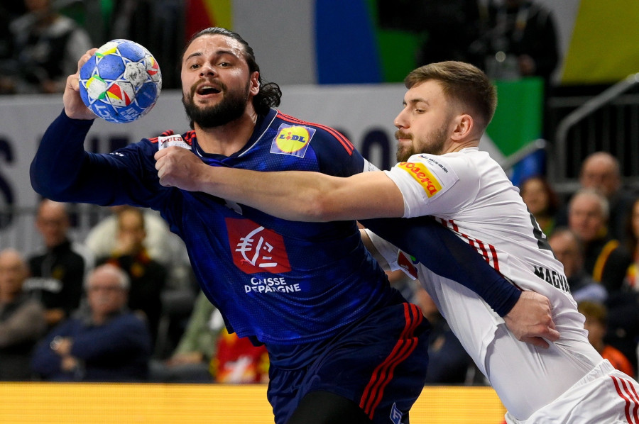 Ilics Zoran (j) és a francia Elohim Prandi a férfi kézilabda olimpiai kvalifikációs Európa-bajnokság középdöntőjének negyedik fordulójában játszott Franciaország - Magyarország mérkőzésen a kölni Lanxess Arénában 2024. január 24-én. MTI/Czeglédi Zsolt