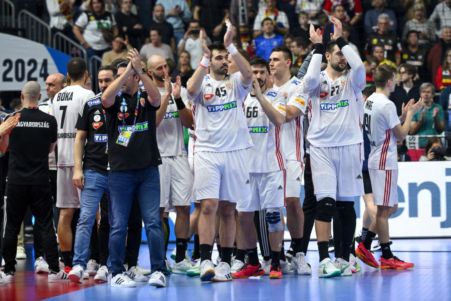 A magyar csapat a férfi kézilabda olimpiai kvalifikációs Európa-bajnokság középdöntőjének negyedik fordulójában játszott Franciaország - Magyarország mérkőzés után a kölni Lanxess Arénában 2024. január 24-én. A francia válogatott 35-32-re győzött. MTI/Czeglédi Zsolt 