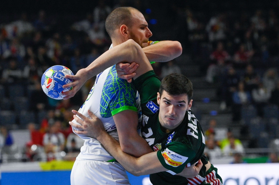 Fazekas Gergő (j) és a szlovén Borut Mackovsek a férfi kézilabda olimpiai kvalifikációs Európa-bajnokság ötödik helyéért játszott Magyarország - Szlovénia mérkőzésen a kölni Lanxess Arénában 2024. január 26-án. MTI/Czeglédi Zsolt
