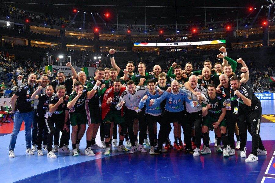 A győztes magyar csapat tagjai ünnepelnek a férfi kézilabda olimpiai kvalifikációs Európa-bajnokság ötödik helyéért játszott Magyarország - Szlovénia mérkőzés után a kölni Lanxess Arénában 2024. január 26-án. A magyar válogatott 23-22-re győzött. MTI/Czeglédi Zsolt