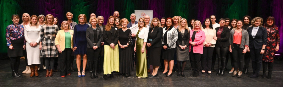 A díjazottak és az elismerések átadói a Családbarát köznevelési intézmény díjak átadásán, a Pedagógus Expón a Budapest Kongresszusi Központban 2024. január 27-én. MTI/Illyés Tibor