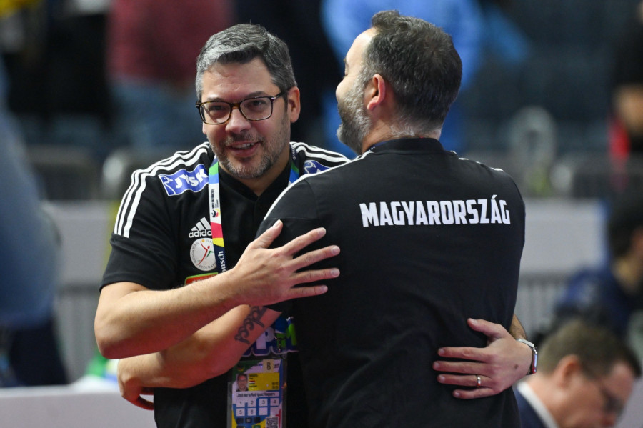 José María "Chema" Rodríguez Vaquero, a magyar válogatott spanyol szövetségi kapitánya (b) és Miguel Ángel Velasco edző ünnepel a férfi kézilabda olimpiai kvalifikációs Európa-bajnokság ötödik helyéért játszott Magyarország - Szlovénia mérkőzés után a kölni Lanxess Arénában 2024. január 26-án. A magyar válogatott 23-22-re győzött. MTI/Czeglédi Zsolt