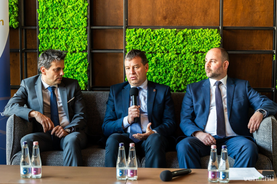 Dr. Abonyi János, Dr. Gelencsér András, Csillag Zsolt