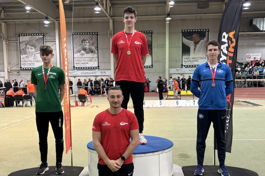 Horváth Botond a dobogó tetején, előtte edzője, Szigeti Csongor - Fotó: VEDAC