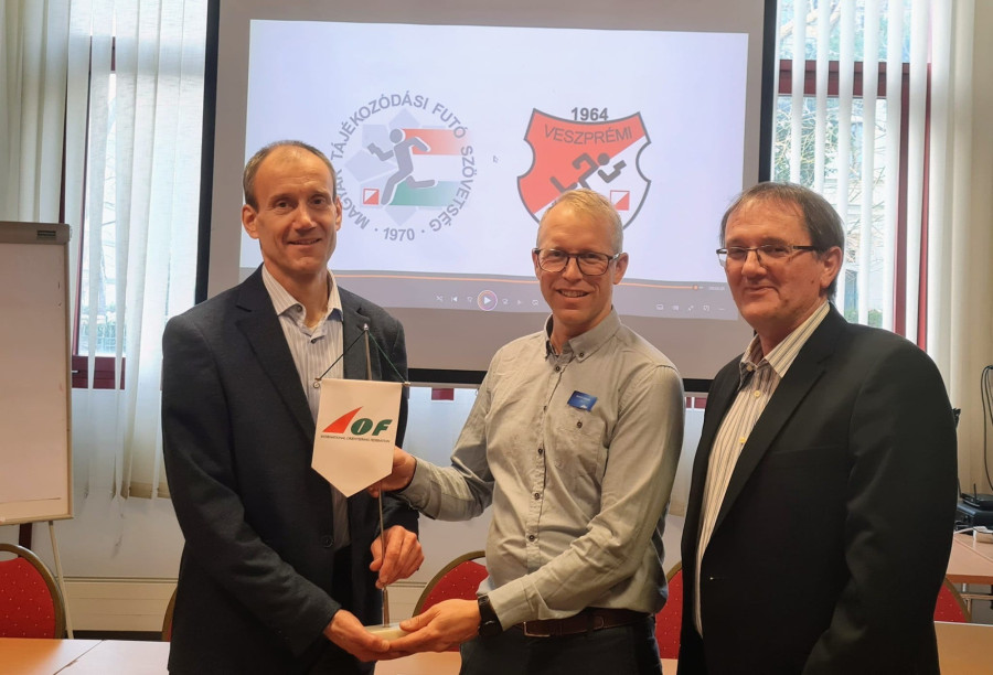 Henrik Eliasson, az IOF vezérigazgatója gratulál Kovács Balázsnak (MTFSZ) és Varsányi Attilának (VHS) - Fotó: Varsányi Kinga