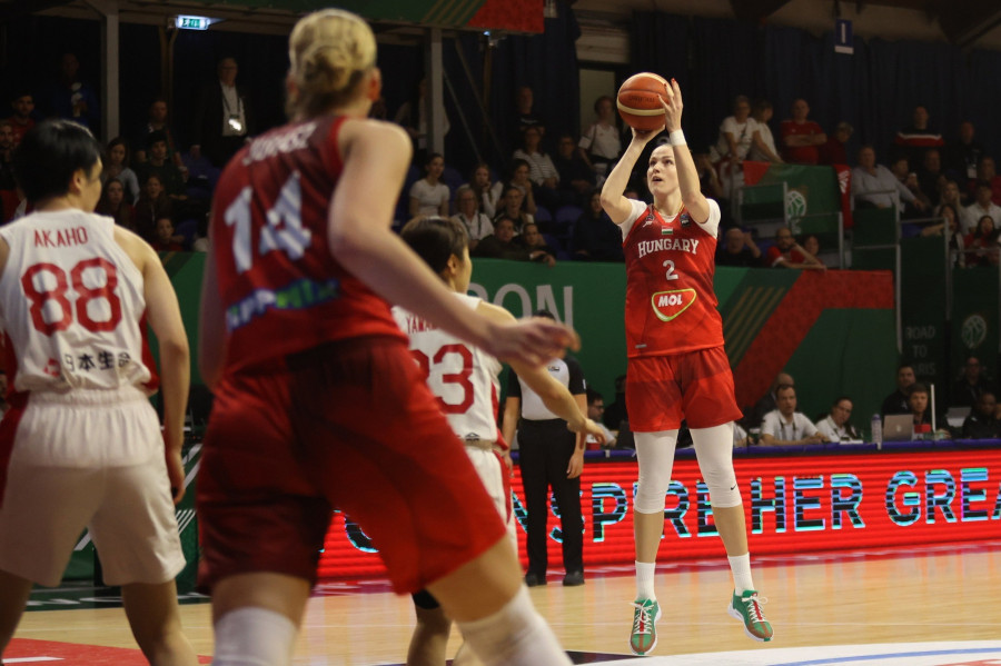 Kiss Virág (j) a kosárlabda olimpiai selejtező torna 2. fordulójában játszott Magyarország - Japán mérkőzésen a soproni Novomatic Arénában 2024. február 9-én. A magyar csapat 81-75-re nyert. MTI/Tóth Zsombor