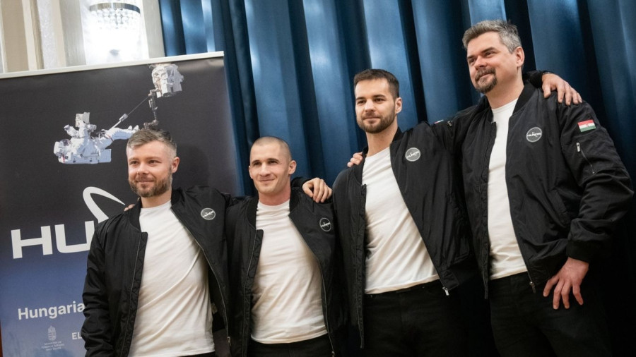 Borítókép: Schlégl Ádám, Cserényi Gyula, Kapu Tibor és Szakály András űrhajósjelöltek (Fotó: MTI/KKM)