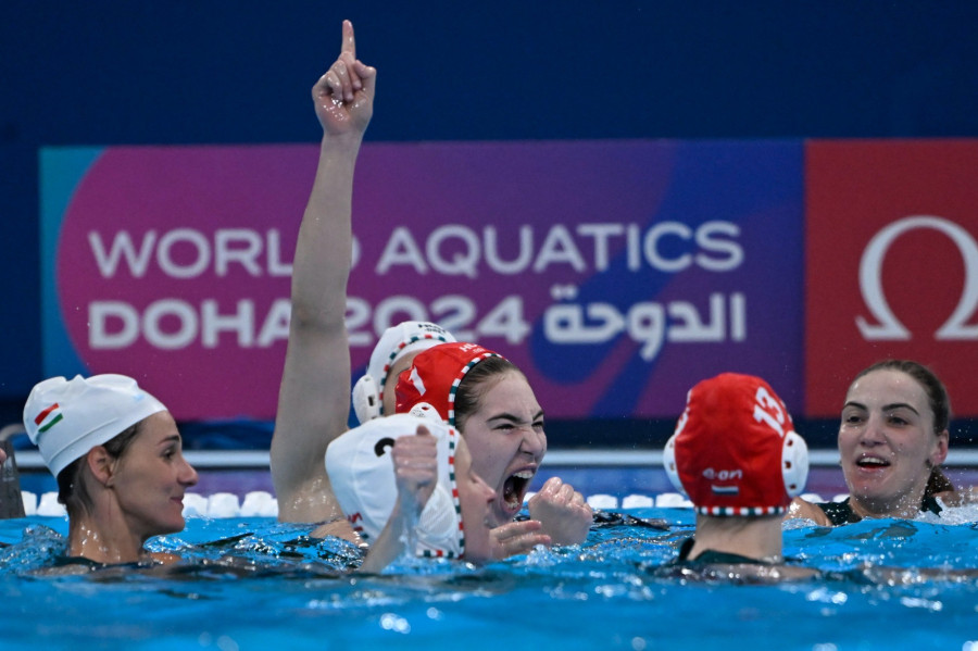 Magyari Alda (k) örül a győzelemnek a női vízilabdatorna negyeddöntőjében játszott Magyarország - Hollandia mérkőzés után a dohai vizes világbajnokságon 2024. február 12-én. A magyar csapat ötméteresekkel 13-12-re nyert a címvédő és Európa-bajnok Hollandia ellen, így a négy közé jutott a dohai világbajnokságon, egyszersmind megszerezte a kvótát a párizsi olimpiára. MTI/Kovács Tamás