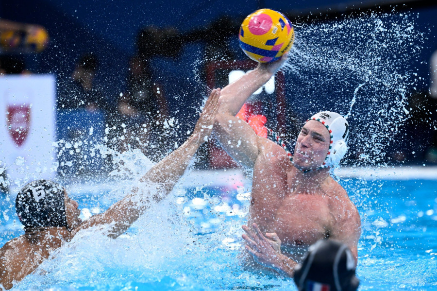 Jansik Szilárd (j) és a francia Thomas Vernoux a férfi vízilabdatorna negyeddöntőjében játszott Magyarország - Franciaország mérkőzésen a dohai vizes világbajnokságon 2024. február 13-án. MTI/Kovács Tamás