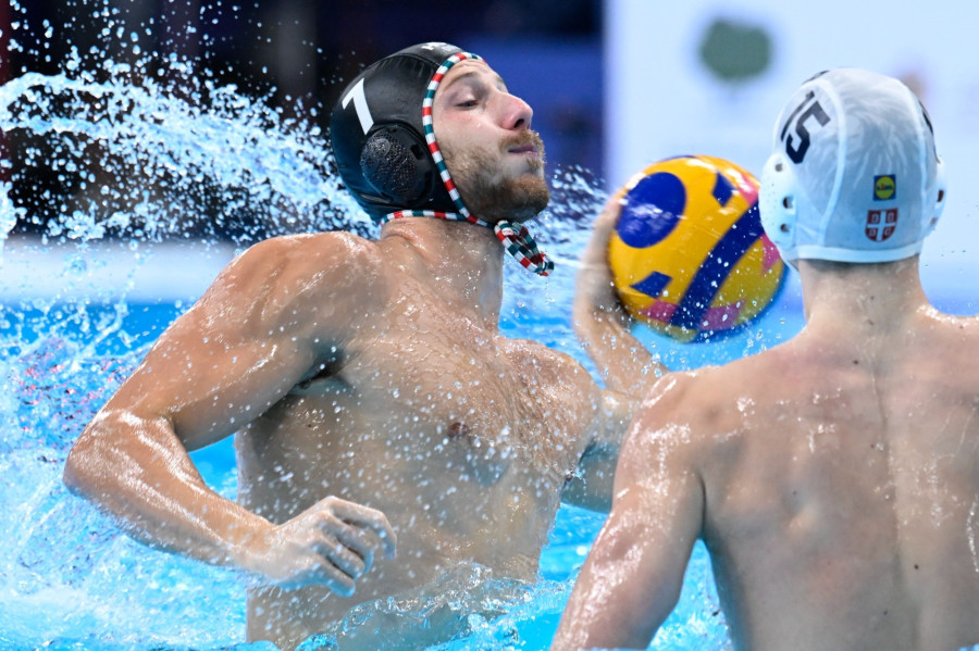 Zalánki Gergő (b) és a szerb Branislav Mitrovic a férfi vízilabdatorna 5-8- helyéért játszott Magyarország - Szerbia mérkőzésen a dohai vizes világbajnokságon 2024. február 13-án. MTI/Kovács Tamás