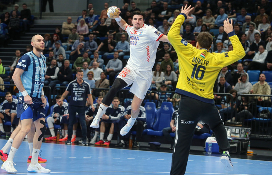 Simen Ulstad Lyse (k), a Kolstad játékosa kapura dob, mellette Borut Mackovsek (b) és Mikler Roland (j), a Szeged csapatának tagjai a férfi kézilabda Bajnokok Ligája csoportkörének 11. fordulójában játszott OTP Bank-Pick Szeged - Kolstad HB mérkőzésen a szegedi Pick Arénában 2024. február 15-én. MTI/Bús Csaba