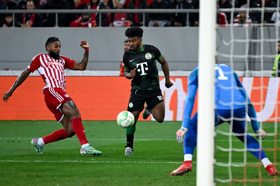 Marquinhos (k), a Ferencváros és Rodinei, az Olimpiakosz játékosa (b) a labdarúgó Konferencia-liga nyolcaddöntőjébe jutásért játszott, Olimpiakosz - Ferencvárosi TC első mérkőzésen a pireuszi Karaiszkakisz Stadionban 2024. február 15-én. MTI/Illyés Tibor