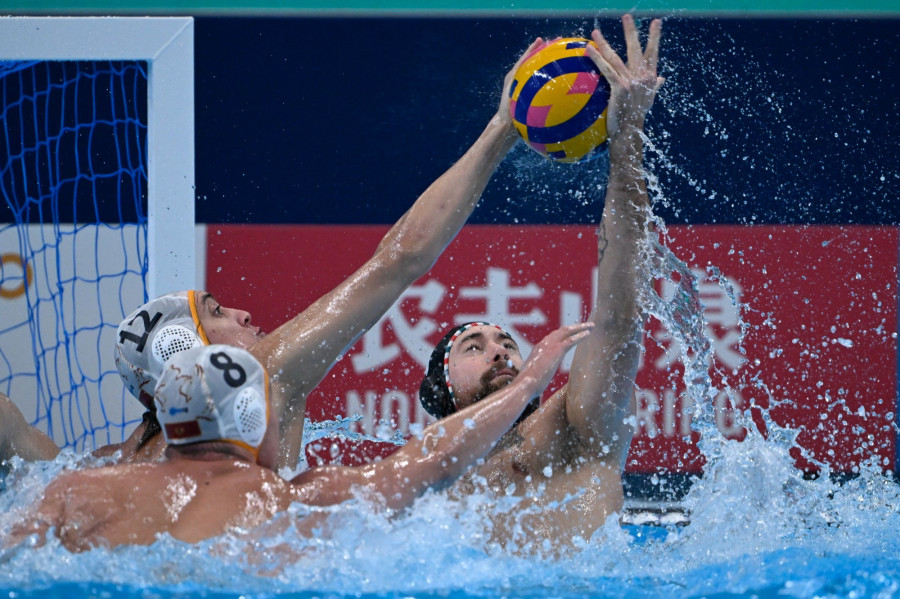 Németh Toni (j), valamint a montenegrói Duro Radovic (elöl) és Vasilije Radovic (b) a férfi vízilabdatorna 7. helyéért játszott Magyarország - Montenegró  mérkőzésen a dohai vizes világbajnokságon 2024. február 17-én. MTI/Kovács Tamás