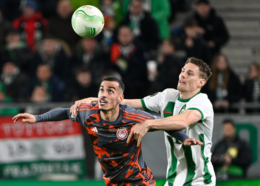 Chiquinho, az Olimpiakosz (b) és Kristoffer Zachariassen, a Ferencváros játékosa a labdarúgó Konferencia-liga nyolcaddöntőjébe jutásért játszott Ferencvárosi TC - Olimpiakosz visszavágó mérkőzésen a Groupama Arénában 2024. február 22-én. MTI/Szigetváry Zsolt