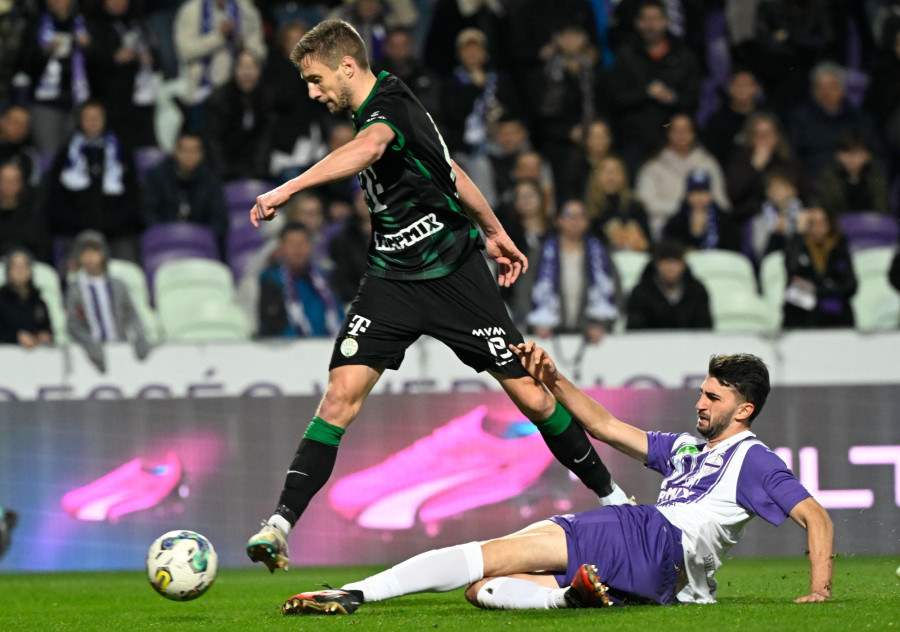 A ferencvárosi Varga Barnabás (b) gólt lő az újpesti Davit Kobouri mellett a labdarúgó OTP Bank Liga 22. fordulójában játszott Újpest FC - Ferencvárosi TC mérkőzésen a Szusza Ferenc Stadionban 2024. február 25-én. MTI/Kovács Tamás