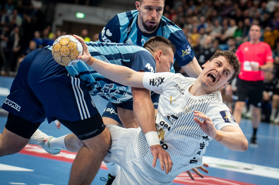 Bodó Richárd (b), Geleb Kalarash (b2), a Szeged és Elias Ellefsen á Skipagotu (j), a Kiel játékosa a kézilabda férfi Bajnokok Ligája csoportkörének 13. fordulójában játszott OTP Bank-Pick Szeged - THW Kiel mérkőzésen a szegedi Pick Arénában 2024. február 28-án. MTI/Ujvári Sándor