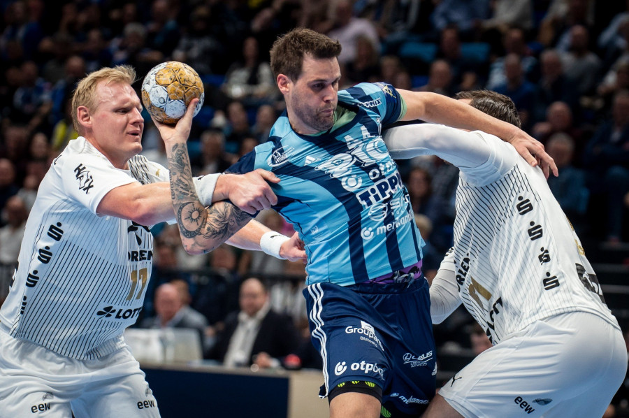 Dean Bombac (b2), a Szeged, valamint Patrick Wiencek (b) és Hendrik Pekeler (j), a Kiel játékosai a kézilabda férfi Bajnokok Ligája csoportkörének 13. fordulójában játszott OTP Bank-Pick Szeged - THW Kiel mérkőzésen a szegedi Pick Arénában 2024. február 28-án. OTP Bank-Pick Szeged - THW Kiel 27-28. MTI/Ujvári Sándor