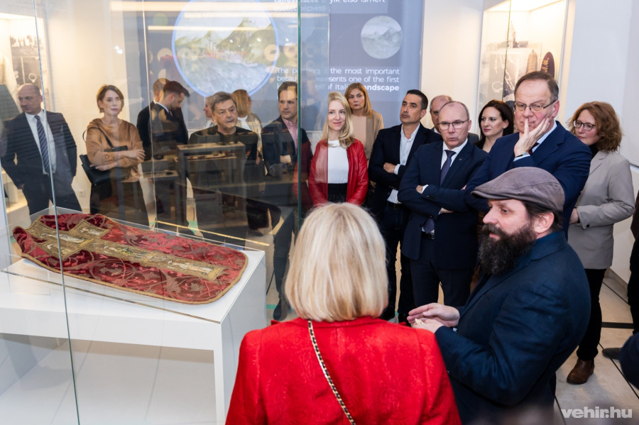 Tóth G. Péter tárlatvezetést is tartott a megnyitón