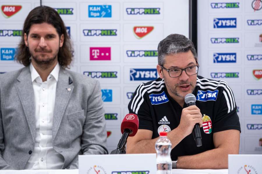 Jose Maria Chema Rodriguez Vaquero, a magyar válogatott szövetségi kapitánya (j) és Nagy László, a Magyar Kézilabda Szövetség elnökségi tagja, a válogatott csapatvezetője a tatabányai kézilabda olimpiai selejtezőtorna előtt tartott sajtótájékoztatón a Tatabányai Multifunkciós Csarnokban 2024. március 11-én. MTI/Bodnár Boglárka